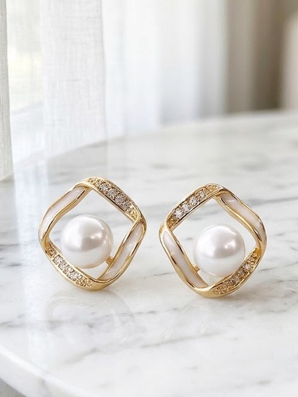 Ladies Fashion Pearl Stud Earrings